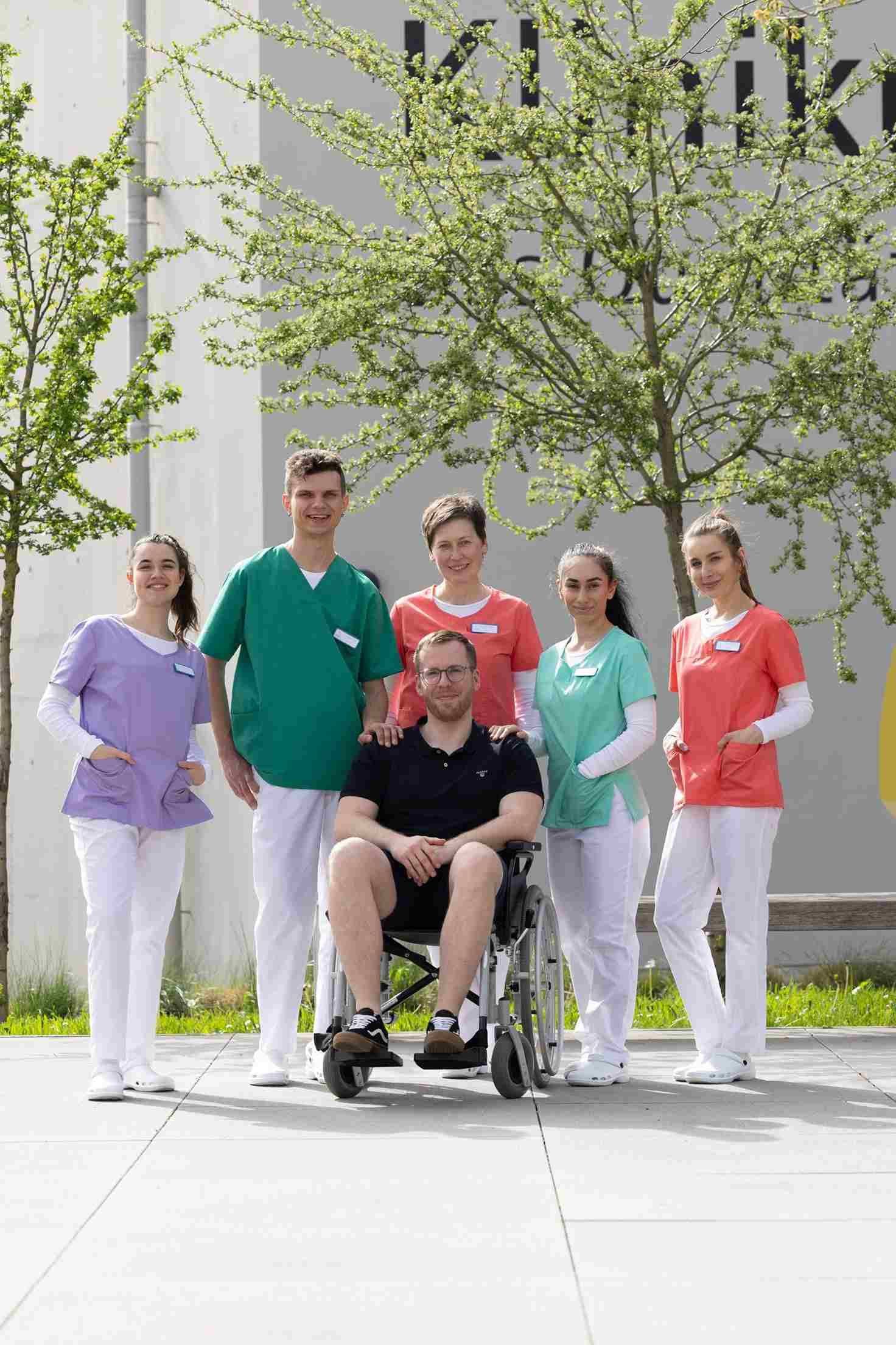 Pflegekräfte aus dem Ausland als Symbolbild für internationale Pflege im Sanapol Magazin