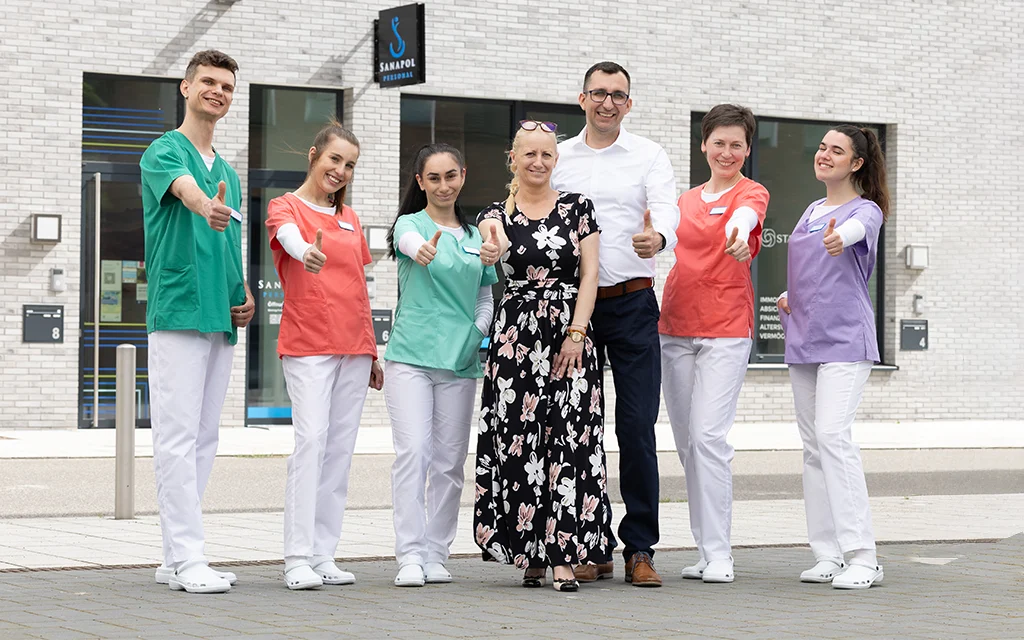 Sanapol Pflegeteam steht gemeinsam vor dem Standort – engagierte Pflegekräfte aus der Zeitarbeit.